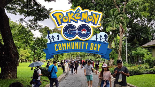 Trainers gathering in a park during a Pokémon GO Community Day event, highlighting the social and real-world gameplay experience. (Image via Niantic)